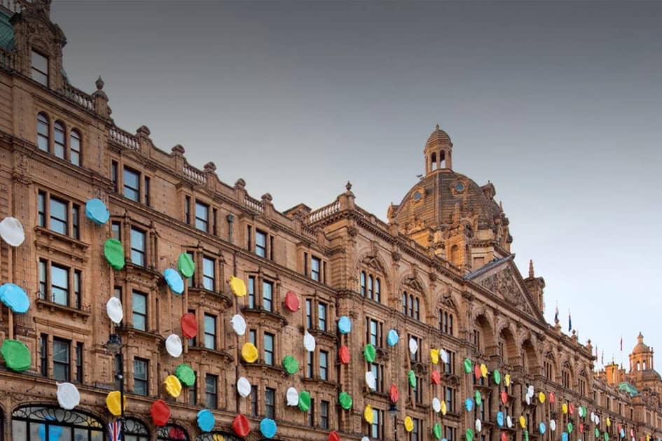 Harrods se pinta con puntos en la última colaboración de Louis Vuitton x Kusama