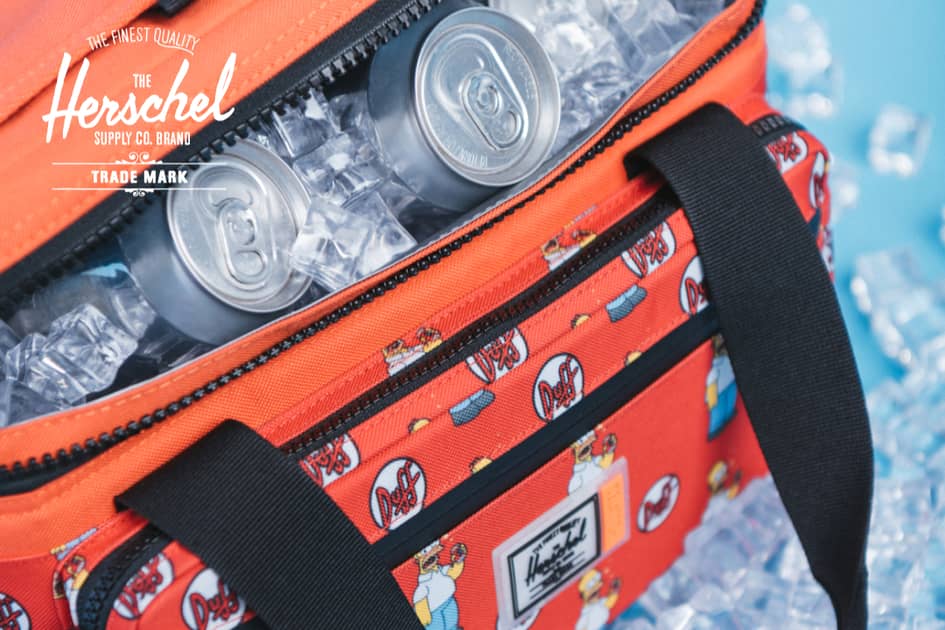 Herschel Supply se asocia con Los Simpson para una colección limitada que celebra a la icónica familia de la televisión. Herschel Supply se asocia con Los Simpson para una colección limitada que celebra a la icónica familia de la televisión.