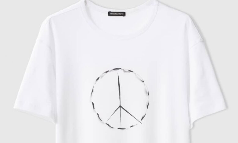 Ann Demeulemeester colabora con Save the Children para lanzar las camisetas