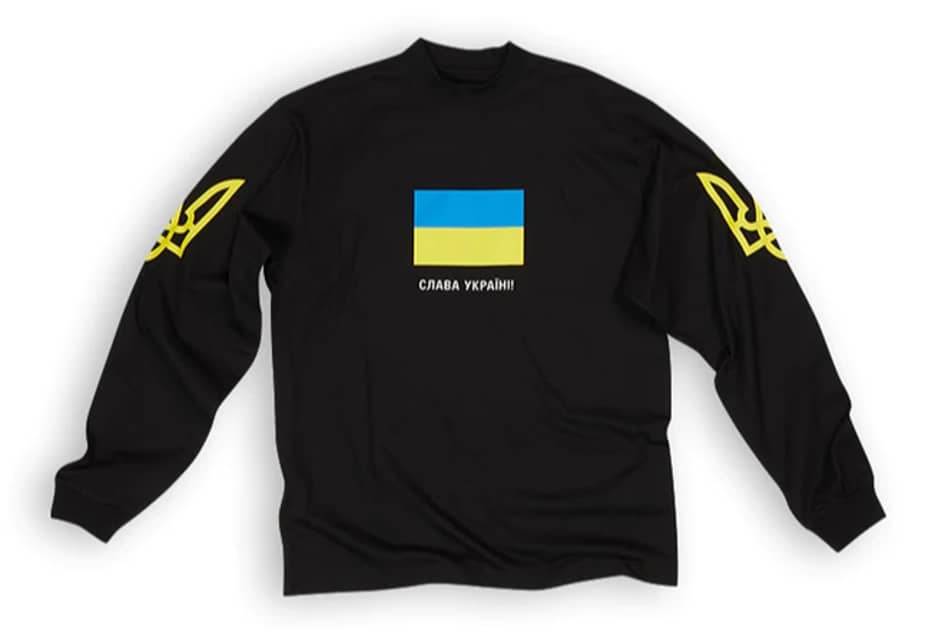 Balenciaga crea una camiseta solidaria para recaudar fondos para la reconstrucción de Ucrania