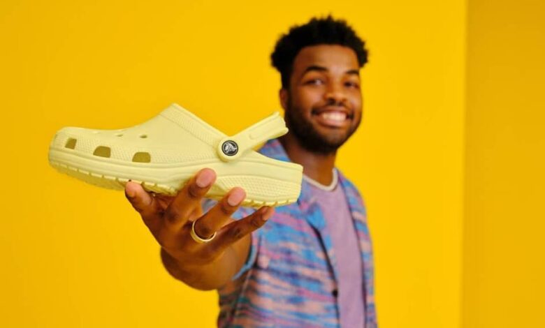 Crocs introducirá materiales de base biológica en el calzado