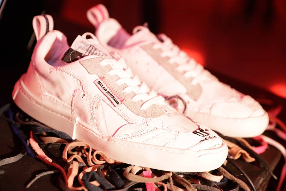 Helen Kirkum presenta la primera zapatilla lista para usar en LFW