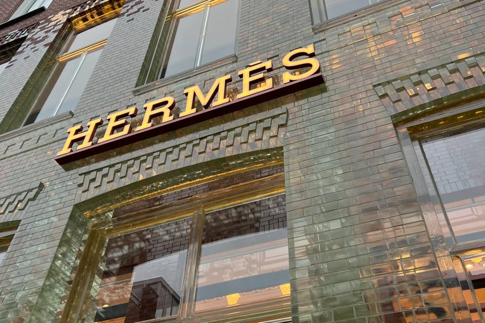 Hermes monta auge de lujo para ganancias récord