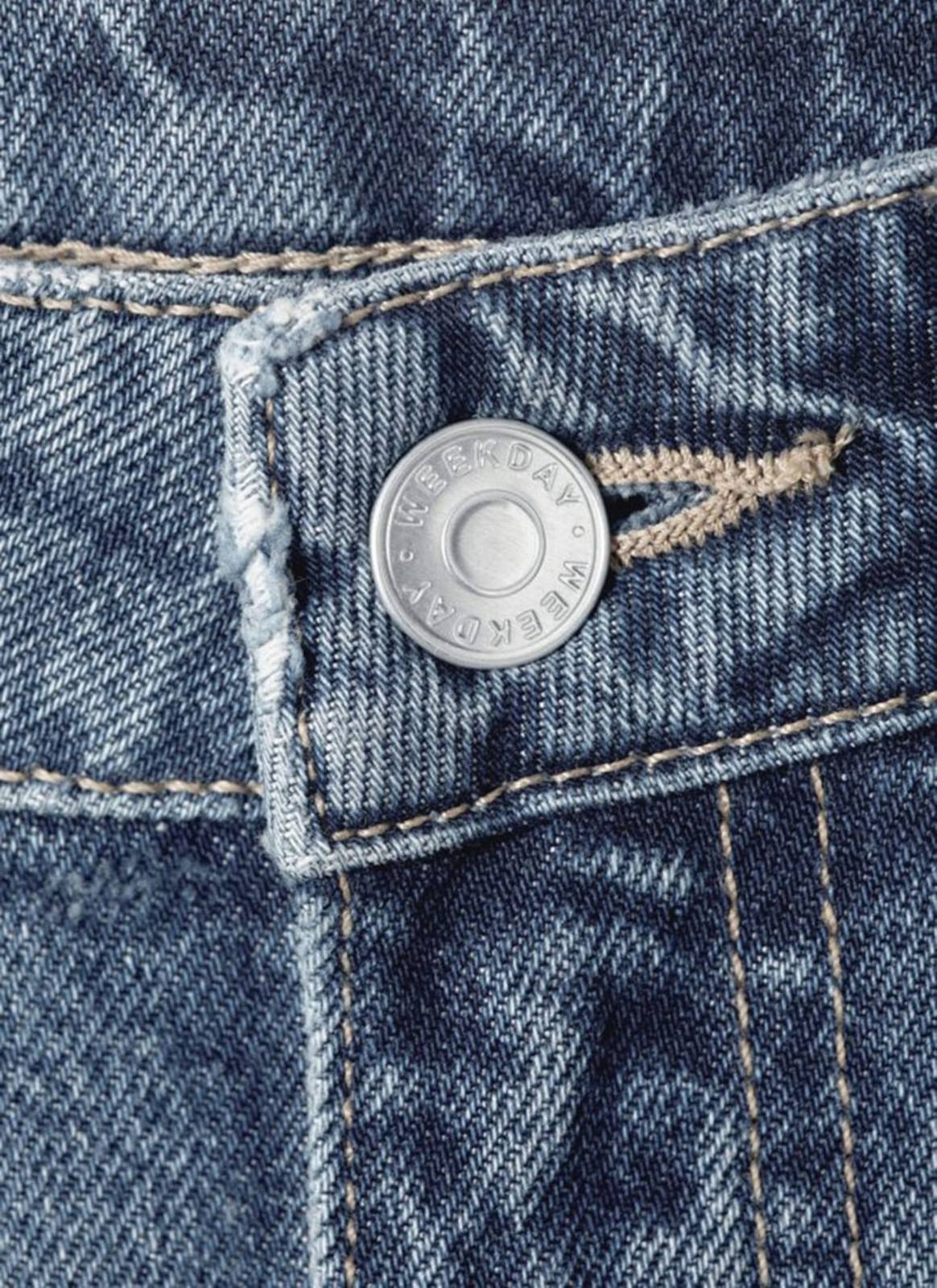 Weekday lanza jeans hechos 100% con desechos posconsumo