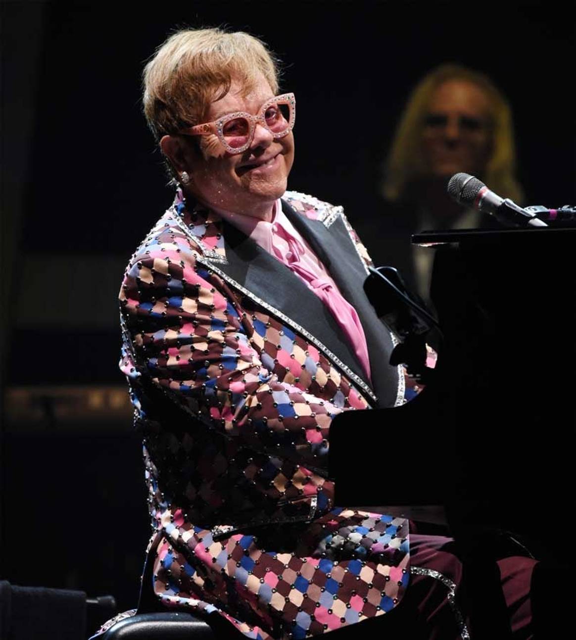 En imágenes: Gucci diseña atuendos para la gira de despedida de Elton John