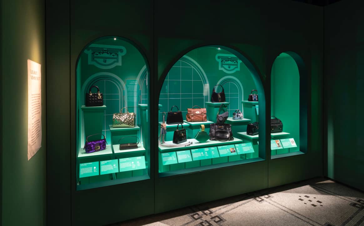 Victoria and Albert Museum reabre con la exposición 'Bags: Inside Out'.