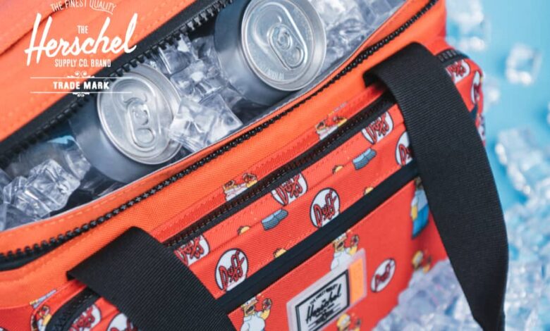 Herschel Supply se asocia con Los Simpson para una colección limitada que celebra a la icónica familia de la televisión.
