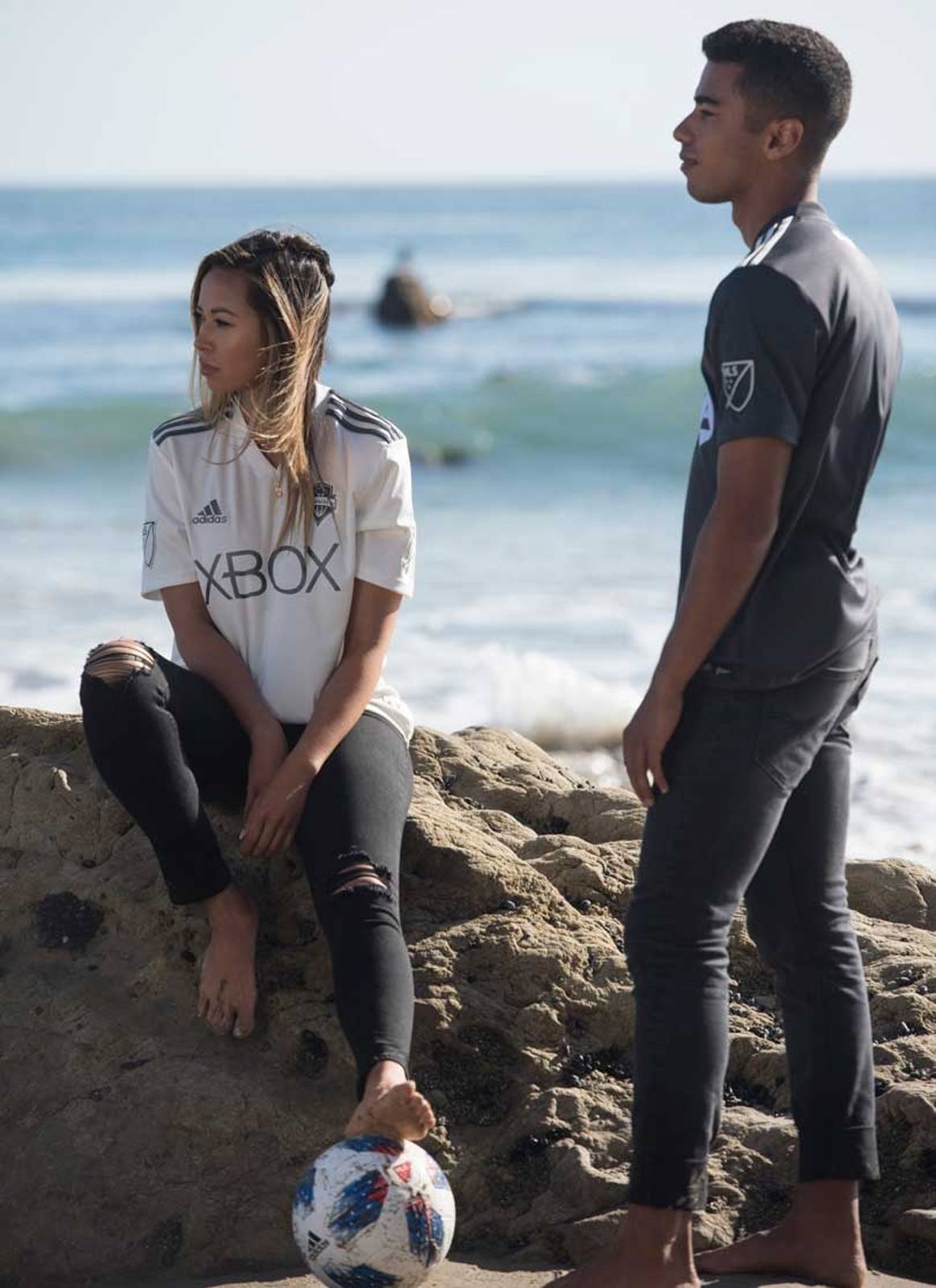 Adidas lanza camisetas de fútbol hechas con plástico reciclado de desechos marinos
