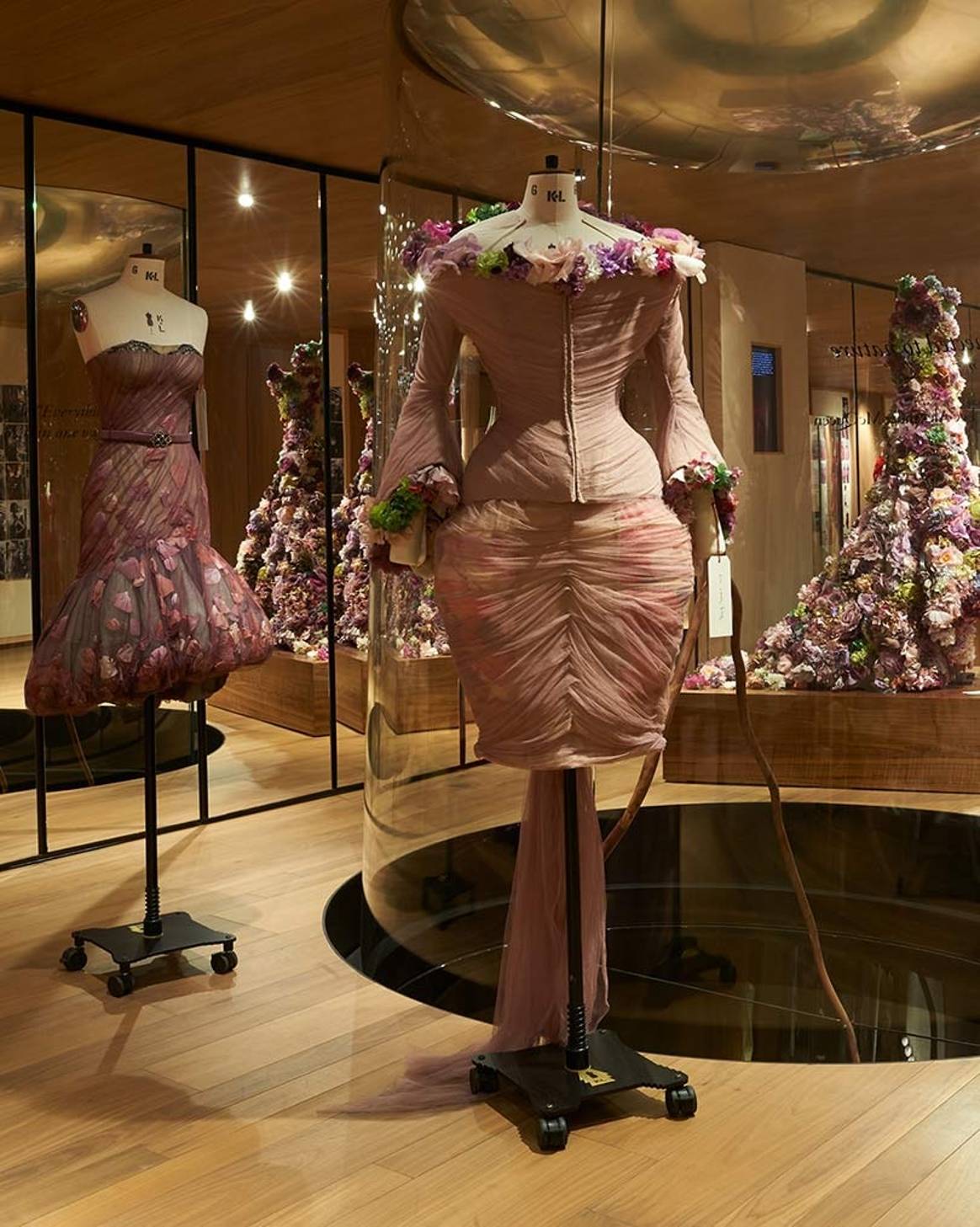 Alexander McQueen inaugura la exposición 'Roses' en el buque insignia de Londres
