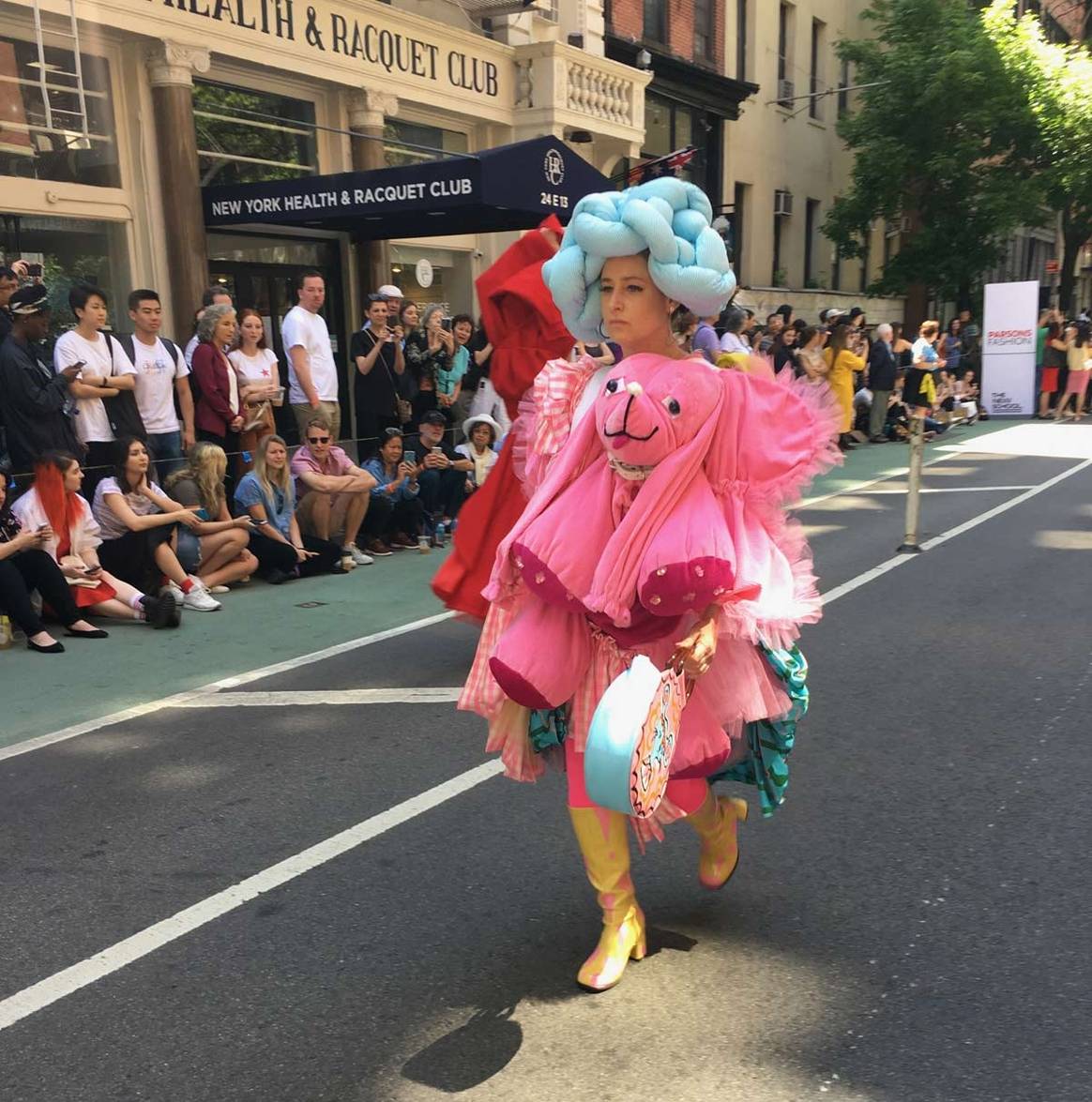 Parsons toma 13th St para su primer desfile de moda callejera