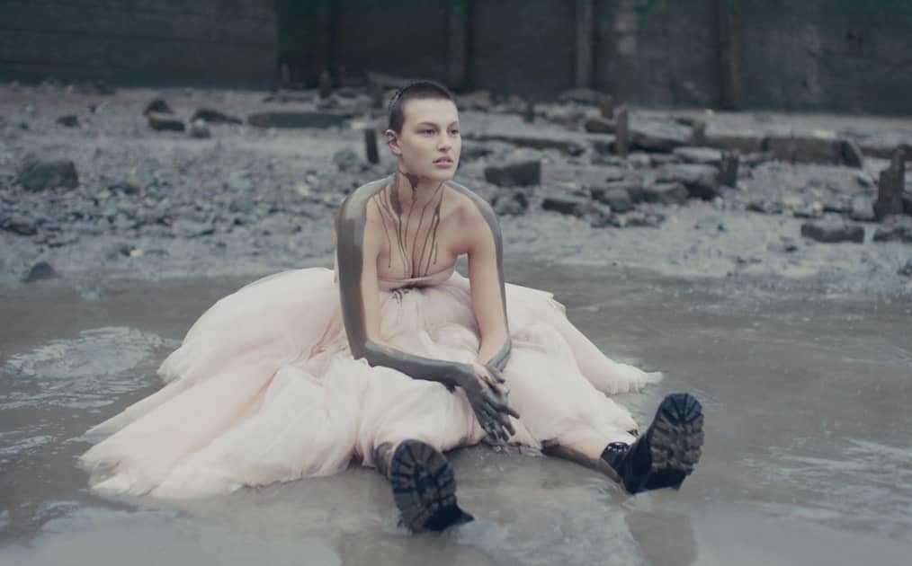 Alexander McQueen presentará SS22 en Londres