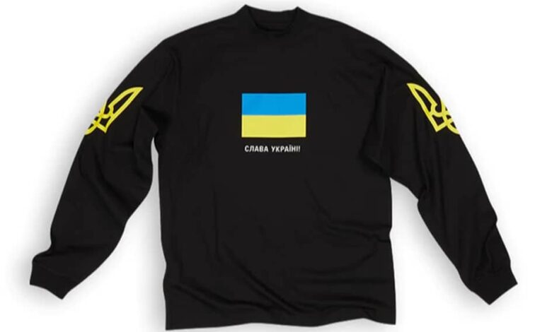 Balenciaga crea una camiseta solidaria para recaudar fondos para la reconstrucción de Ucrania