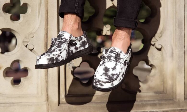 Crocs completa la adquisición de Hey Dude