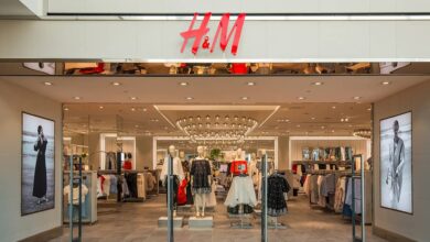 Photo of H&M informa una caída en las ganancias operativas, las ventas del segundo trimestre aumentaron un 10%.