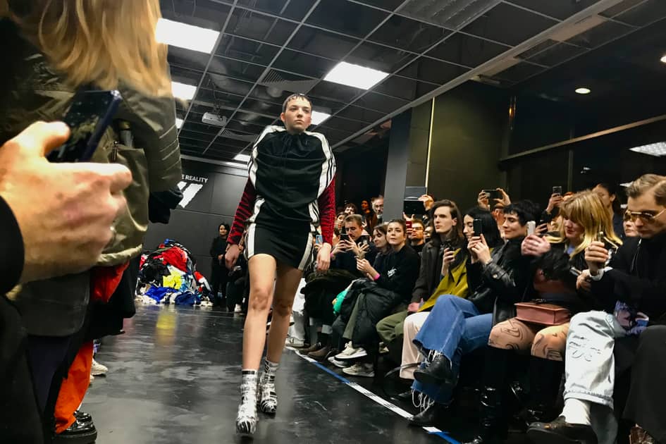 Colectivo de artistas de Nueva York le gasta una broma a Adidas