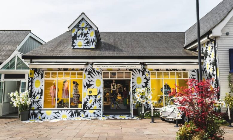 Bicester abre una ventana emergente de BFC diseñada por Richard Quinn