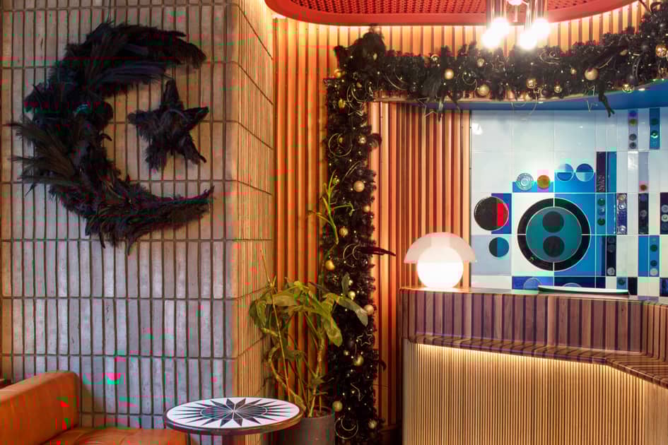 The Standard obtiene un cambio de imagen navideño de Harris Reed y Chet Lo